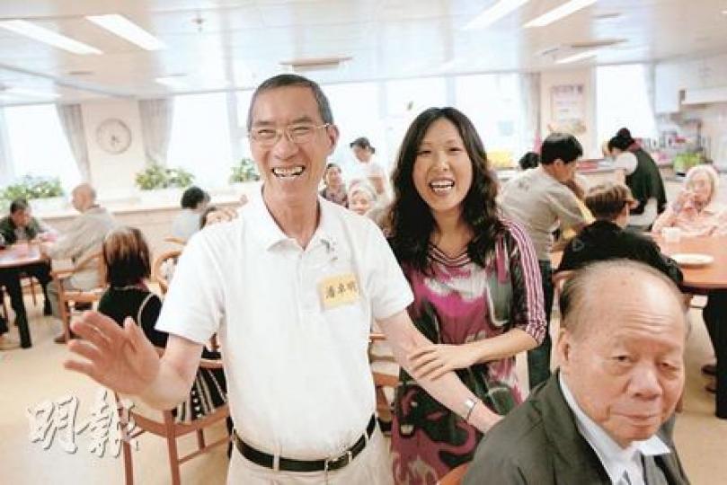 70歲的潘卓明(白衣)每天到專為老年癡呆症而設的日間護理中心接受音樂治療、感官治療及懷緬治療等,身旁的女兒說父親過去曾到一般老人中心,卻未能紓緩病情,父親更拒絕再去。(郭慶輝攝) 70歲的潘卓明(白衣)每天到專為老年癡呆症而設的日間護理中心接受音樂治療、感官治療及懷緬治療等,身旁的女兒說父親過去曾到一般老人中心,卻未能紓緩病情,父親更拒絕再去。(郭慶輝攝)