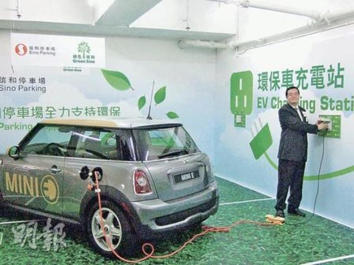 信和於旗下18個停車場提供35個免費電動車充電泊位,但目前泊位的用量其實極低。信和停車場管理公司總經理馮允揚(圖右)相信只要有足夠配套設施,就能提供誘因讓車主使用電動車。(林景輝攝) 信和於旗下18個停車場提供35個免費電動車充電泊位,但目前泊位的用量其實極低。信和停車場管理公司總經理馮允揚(圖右)相信只要有足夠配套設施,就能提供誘因讓車主使用電動車。(林景輝攝)