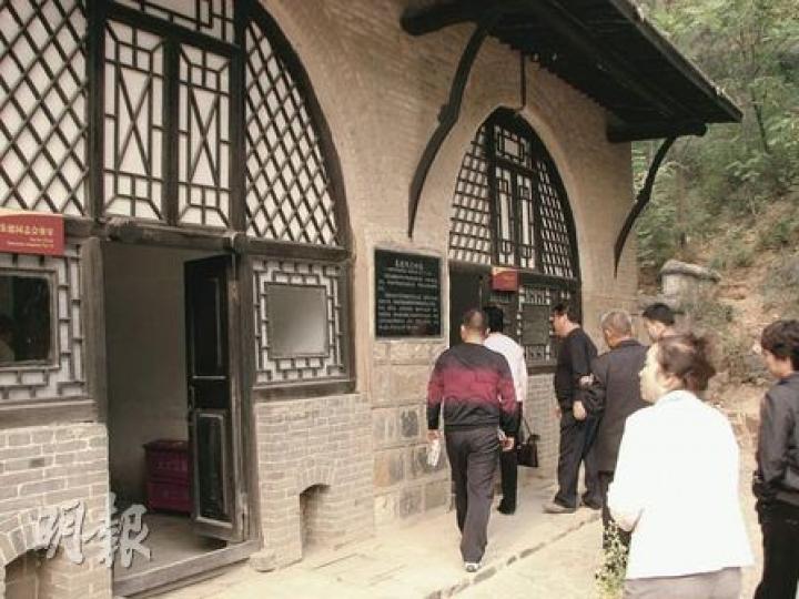 各地遊客到西柏坡中共中央舊址參觀。(明報記者攝) 各地遊客到西柏坡中共中央舊址參觀。(明報記者攝)