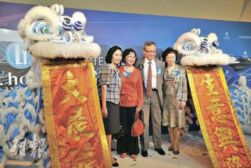 華懋旗下黃竹坑南灣海景酒店正式開幕,龔家昨聚首一堂,展示團結,左起龔仁心妻子劉元春、妹龔因心、龔仁心、另一妹妹龔中心。(葉漢華攝) 華懋旗下黃竹坑南灣海景酒店正式開幕,龔家昨聚首一堂,展示團結,左起龔仁心妻子劉元春、妹龔因心、龔仁心、另一妹妹龔中心。(葉漢華攝)