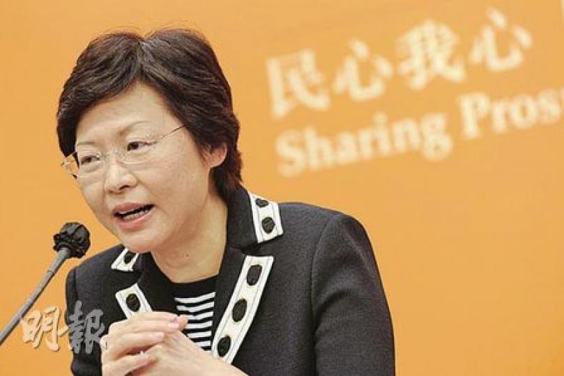 發展局長林鄭月娥強調,政府收緊發水樓的安排,「辣過」專業團體如建築師學會。(余俊亮攝) 發展局長林鄭月娥強調,政府收緊發水樓的安排,「辣過」專業團體如建築師學會。(余俊亮攝)