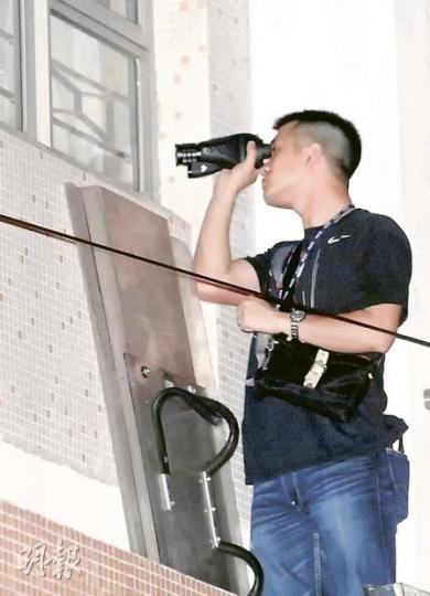 油塘邨少年與警對峙期間,警員派員在簷篷位置隔窗游說,及使用夜視鏡觀察屋內動靜。(衛永康攝) 油塘邨少年與警對峙期間,警員派員在簷篷位置隔窗游說,及使用夜視鏡觀察屋內動靜。(衛永康攝)
