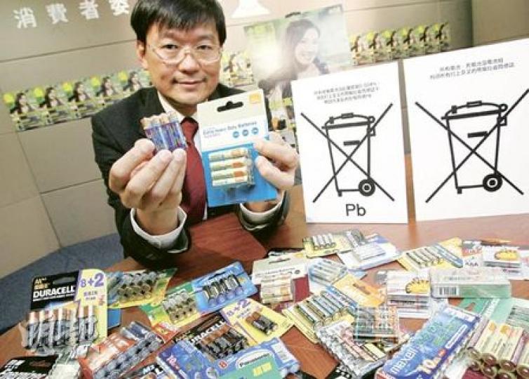 消委會宣傳及社區關係小組副主席許樹源表示,歐盟的環保指令已要求含鉛量高於標準的電池應附上特別標誌,提醒消費者勿隨便棄置。該會建議港府仿效外國,對一次性電池訂定規管或指令。(林振東攝) 消委會宣傳及社區關係小組副主席許樹源表示,歐盟的環保指令已要求含鉛量高於標準的電池應附上特別標誌,提醒消費者勿隨便棄置。該會建議港府仿效外國,對一次性電池訂定規管或指令。(林振東攝)