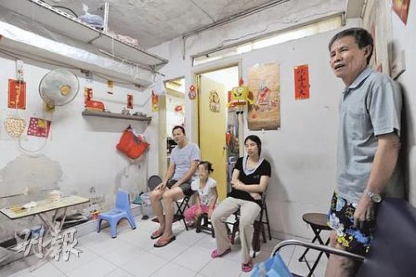 71歲的朱伯(右一)現居於深水埗一個不足300呎的「套房」內,40多歲兒子智商僅如五六歲,新來港的媳婦患腦癎症,4歲孫女亦體弱多病。朱伯承認住屋環境差,老鼠橫行、落雨滲水,但為了平租,只好捱足6年。(何家達攝) 71歲的朱伯(右一)現居於深水埗一個不足300呎的「套房」內,40多歲兒子智商僅如五六歲,新來港的媳婦患腦癎症,4歲孫女亦體弱多病。朱伯承認住屋環境差,老鼠橫行、落雨滲水,但為了平租,只好捱足6年。(何家達攝)