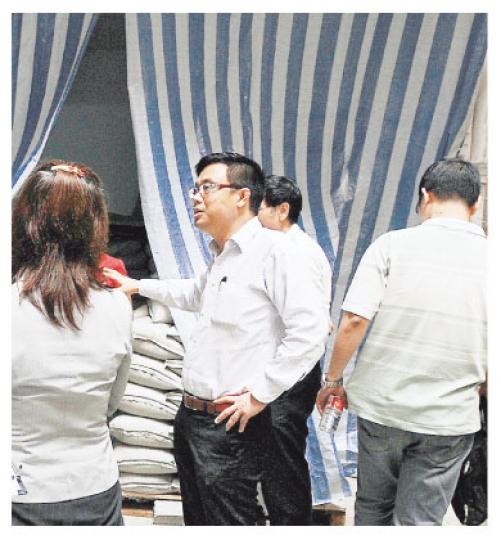立法會議員涂謹申(中)昨與屋宇署巡查帝國大廈後,促屋宇署和地政署盡快採取行動清除僭建物。(何家達攝) 立法會議員涂謹申(中)昨與屋宇署巡查帝國大廈後,促屋宇署和地政署盡快採取行動清除僭建物。(何家達攝)