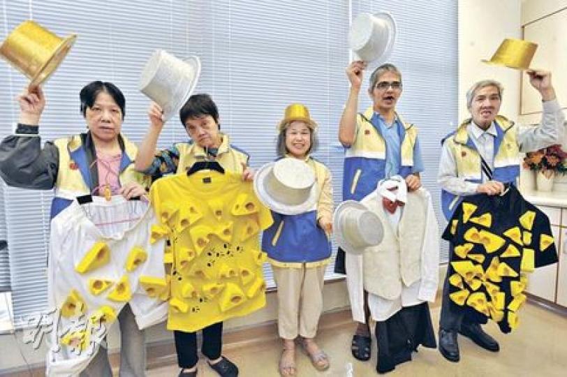 香港明愛賽馬會荔景社會服務中心院友便妹(中)與數名啦啦隊隊友,展示多件芝士狀戰衣,準備為「鼠戰中環」參賽者打氣。(尹錦恩攝) 香港明愛賽馬會荔景社會服務中心院友便妹(中)與數名啦啦隊隊友,展示多件芝士狀戰衣,準備為「鼠戰中環」參賽者打氣。(尹錦恩攝)