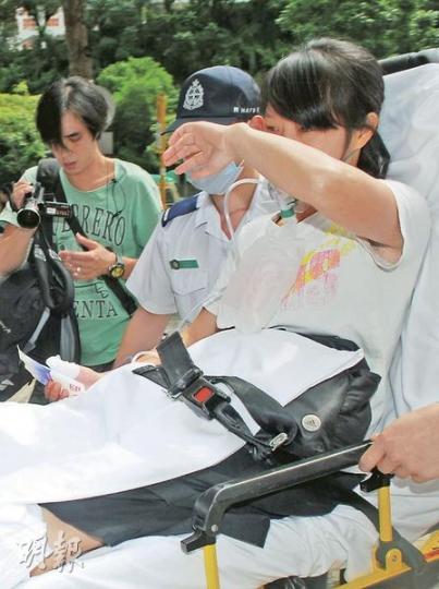 遭蠍子螫傷的女子事後由救護車送院治理,可見其右手拇指包着紗布。(林錫禮攝)螫人蠍子約長兩吋,被活捉後放入膠袋帶到醫院給醫生查看。(林錫禮攝) 遭蠍子螫傷的女子事後由救護車送院治理,可見其右手拇指包着紗布。(林錫禮攝)螫人蠍子約長兩吋,被活捉後放入膠袋帶到醫院給醫生查看。(林錫禮攝)