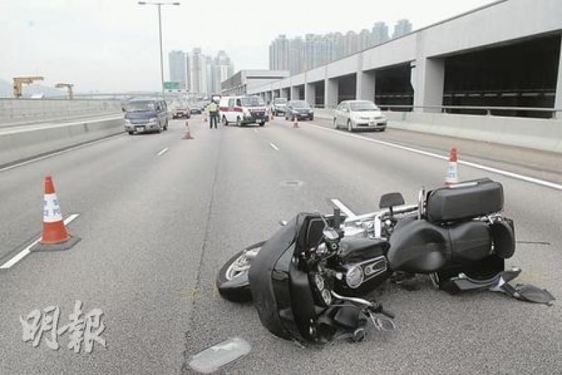 涉事電單車在撞車後滑行近100米橫亘路中,損毁不算嚴重。(何朝財攝) 涉事電單車在撞車後滑行近100米橫亘路中,損毁不算嚴重。(何朝財攝)