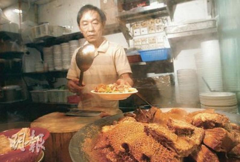 漢記牛雜粉麵茶餐廳的班沙腩麵遠近馳名,店主林漢純稱,附近以鮑魚馳名的酒家負責人亦不時向他請教。(林振東攝)東來居火鍋料理店東之一的胡嘉榮,選址酒店開火鍋店,冀把地道風味帶給外國人。(林振東攝) 漢記牛雜粉麵茶餐廳的班沙腩麵遠近馳名,店主林漢純稱,附近以鮑魚馳名的酒家負責人亦不時向他請教。(林振東攝)東來居火鍋料理店東之一的胡嘉榮,選址酒店開火鍋店,冀把地道風味帶給外國人。(林振東攝)