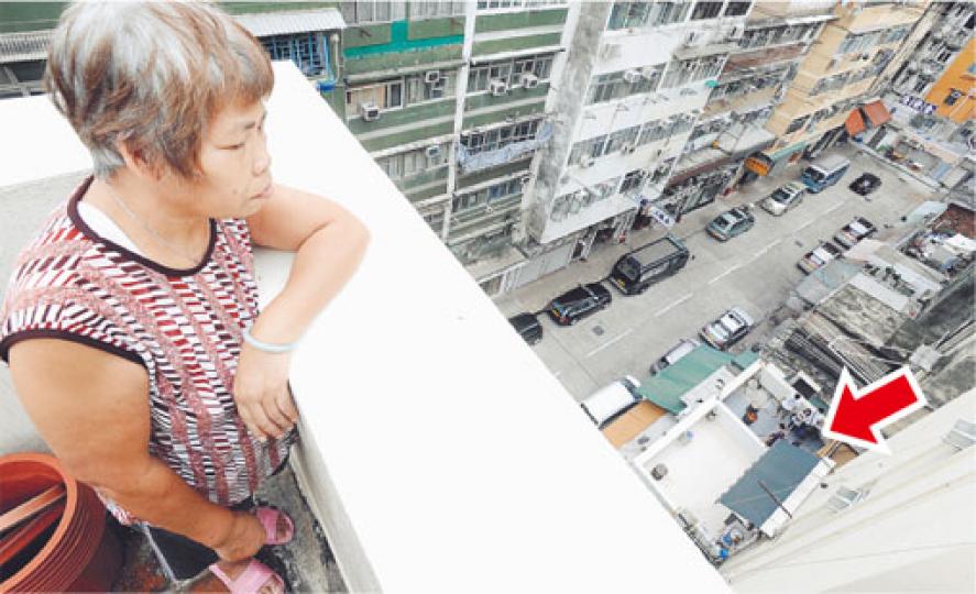 譚先生一家住在5層高唐樓,旁邊大廈設有多間道堂,不時有人做法事和前來拜祭先人(箭嘴示)。長年留家的譚母(圖)說,燒冥鏹的氣味全日不散,煮食前更要將碗碟先洗一次。(余俊亮攝) 譚先生一家住在5層高唐樓,旁邊大廈設有多間道堂,不時有人做法事和前來拜祭先人(箭嘴示)。長年留家的譚母(圖)說,燒冥鏹的氣味全日不散,煮食前更要將碗碟先洗一次。(余俊亮攝)