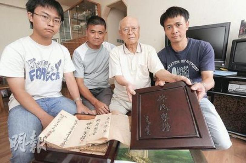 林氏的第22代林嘉祥(右二)、23代林華基(右一)、林庚長(左二)及24代後人林梓浚(左一)將以百年家譜爭取祖墓管理權。(尹錦恩攝) 林氏的第22代林嘉祥(右二)、23代林華基(右一)、林庚長(左二)及24代後人林梓浚(左一)將以百年家譜爭取祖墓管理權。(尹錦恩攝)