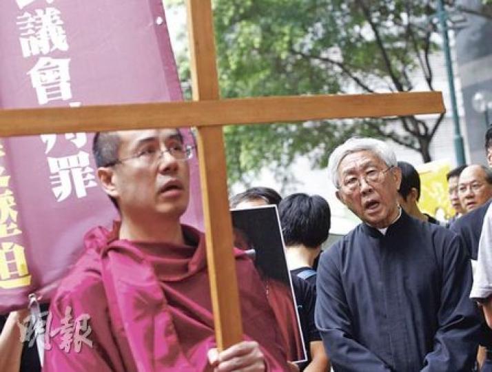 歸港不久的天主教香港教區前主教陳日君(右)出席苦路活動,走在隊伍前列並走畢全程。他說,剛獲得諾貝爾和平獎的內地異見人士劉曉波是「講良心說話」及和平的人,並沒有仇恨。(李紹昌攝)有內地神父專程來港參與遊行,聲援內地被打壓的教友。(李紹昌攝) 歸港不久的天主教香港教區前主教陳日君(右)出席苦路活動,走在隊伍前列並走畢全程。他說,剛獲得諾貝爾和平獎的內地異見人士劉曉波是「講良心說話」及和平的人,並沒有仇恨。(李紹昌攝)有內地神父專程來港參與遊行,聲援內地被打壓的教友。(李紹昌攝)