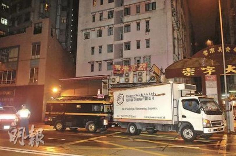 貨車疑因沒拉手掣溜後,車尾撼向停泊在後面的解款車,貨車司機圖以手擋車,最終走避不及遭夾斷3指。(衛永康攝)韓裔貨車司機以手擋車,左手3根手指遭夾斷,僅皮肉相連。(衛永康攝) 貨車疑因沒拉手掣溜後,車尾撼向停泊在後面的解款車,貨車司機圖以手擋車,最終走避不及遭夾斷3指。(衛永康攝)韓裔貨車司機以手擋車,左手3根手指遭夾斷,僅皮肉相連。(衛永康攝)
