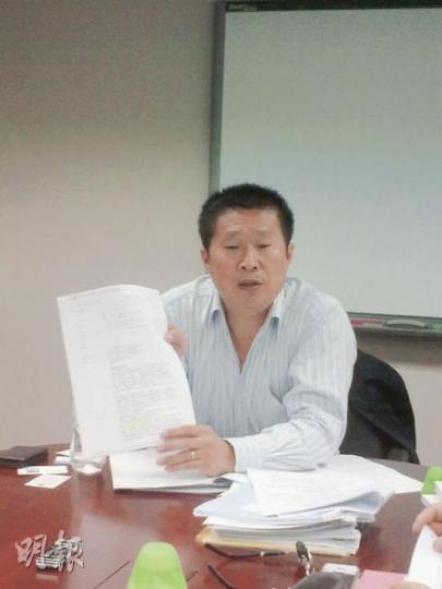 中國仁濟前行政總裁郭保平及前法律總監王海昨日召開記者會,圖為王海向記者展示證據,指控兩名前主席李覺文、楊逸飛涉嫌在多宗交易中,違反上市公司條例。(林紹桐攝) 中國仁濟前行政總裁郭保平及前法律總監王海昨日召開記者會,圖為王海向記者展示證據,指控兩名前主席李覺文、楊逸飛涉嫌在多宗交易中,違反上市公司條例。(林紹桐攝)