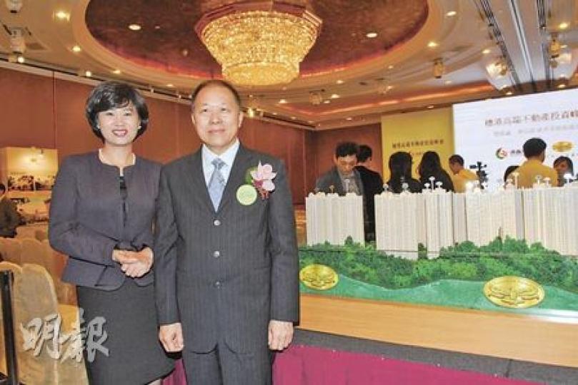 僑鑫發展的廣州天河區分層豪宅樓盤「龍熹山」,昨正式在港推售,圖右為合富輝煌董事長扶偉聰、左為僑鑫集團助理總裁張學鳳。(陳淑安攝) 僑鑫發展的廣州天河區分層豪宅樓盤「龍熹山」,昨正式在港推售,圖右為合富輝煌董事長扶偉聰、左為僑鑫集團助理總裁張學鳳。(陳淑安攝)