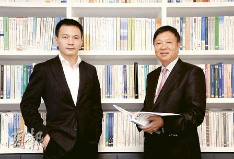 億和主席張傑(右)表示,公司主要經營的高精密模具零部件,屬內地較少有工業,整個高精密零部件的市場相當分散。左為集團首席財務官黃海曙。(余俊亮攝) 億和主席張傑(右)表示,公司主要經營的高精密模具零部件,屬內地較少有工業,整個高精密零部件的市場相當分散。左為集團首席財務官黃海曙。(余俊亮攝)