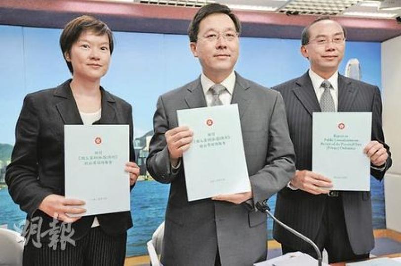 政府昨提出修訂個人資料私隱條例的諮詢文件,左起為政制及內地事務局副局長黃靜文、局長林瑞麟、副秘書長何健華。(何家達攝) 政府昨提出修訂個人資料私隱條例的諮詢文件,左起為政制及內地事務局副局長黃靜文、局長林瑞麟、副秘書長何健華。(何家達攝)