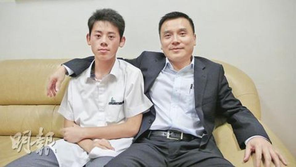 內地商人黃伯麒(右)為兒子黃元浩(左)選校時,有宿舍為首要條件。他希望兒子完成高中後升讀本港大學,日後再出國深造。(蕭輝浩攝) 內地商人黃伯麒(右)為兒子黃元浩(左)選校時,有宿舍為首要條件。他希望兒子完成高中後升讀本港大學,日後再出國深造。(蕭輝浩攝)