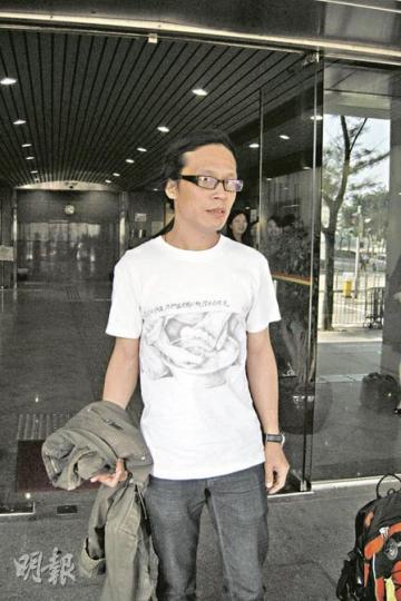 網上電台「青台」節目監製楊匡昨日就涉嫌扯脫女警肩章的襲警案受審,被裁定表證成立後出庭自辯稱只想看女警的編號。(利嘉茵攝)涉被扯脫肩章的女警屈思韻(後)及當日現場指揮官女督察陳淑萍(前)昨被傳召出庭作供。(利嘉茵攝) 網上電台「青台」節目監製楊匡昨日就涉嫌扯脫女警肩章的襲警案受審,被裁定表證成立後出庭自辯稱只想看女警的編號。(利嘉茵攝)涉被扯脫肩章的女警屈思韻(後)及當日現場指揮官女督察陳淑萍(前)昨被傳召出庭作供。(利嘉茵攝)