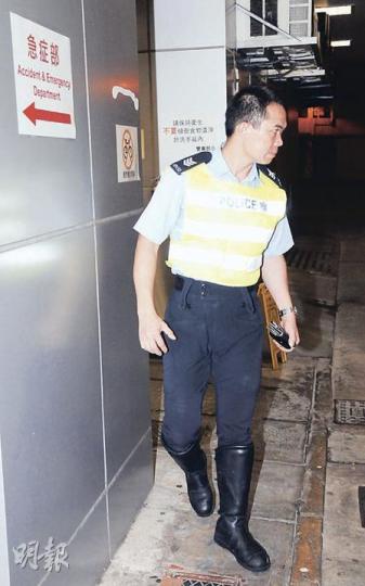 最先追及客貨車司機的新界南交通部執行及管制組警長,閃避疑人揮刀斬向頭部時,意外跌倒扭傷腳部,送院醫治後無礙。(蔡方山攝)與警方飛車追逐近24公里的紋身漢,涉嫌危險駕駛、襲警及藏毒「三宗罪」被捕,疑人反抗期間受輕傷,事後送院治療。(蔡方山攝)(明報製圖)警方新界南交通部警長駕駛警車(左)追截白色客貨車(右)至青龍頭村倔頭路,警車閃避跳車逃走疑人,輕微撞向旁邊七人車。(蔡方山攝) 最先追及客貨車司機的新界南交通部執行及管制組警長,閃避疑人揮刀斬向頭部時,意外跌倒扭傷腳部,送院醫治後無礙。(蔡方山攝)與警方飛車追逐近24公里的紋身漢,涉嫌危險駕駛、襲警及藏毒「三宗罪」被捕,疑人反抗期間受輕傷,事後送院治療。(蔡方山攝)(明報製圖)警方新界南交通部警長駕駛警車(左)追截白色客貨車(右)至青龍頭村倔頭路,警車閃避跳車逃走疑人,輕微撞向旁邊七人車。(蔡方山攝)