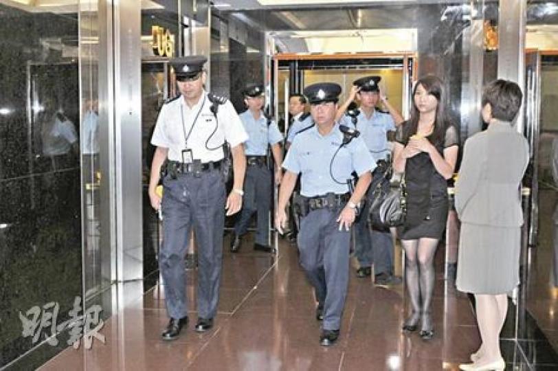 大批警員到遠東金融中心調查潑淋天拿水案,上周一該大廈8樓的金葉大律師事務所辦事處,亦被手持鐵槌兇徒上門擊毁玻璃門搗亂。(馮國良攝) 大批警員到遠東金融中心調查潑淋天拿水案,上周一該大廈8樓的金葉大律師事務所辦事處,亦被手持鐵槌兇徒上門擊毁玻璃門搗亂。(馮國良攝)