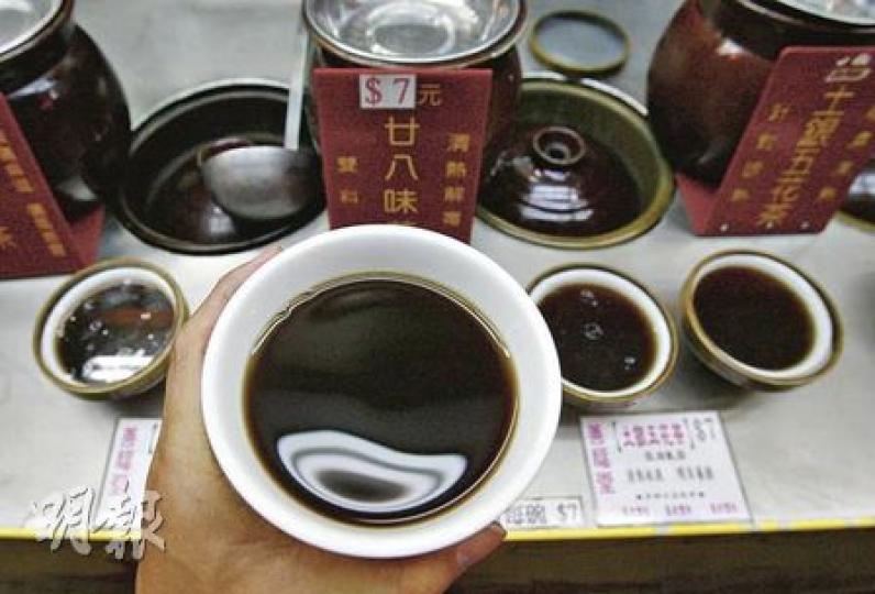 逾半受訪者表示會飲涼茶清熱「下火」,卻未有理會本身體質,有近三成受訪者及他們認識的人曾因飲涼茶而身體不適。(林振東攝) 逾半受訪者表示會飲涼茶清熱「下火」,卻未有理會本身體質,有近三成受訪者及他們認識的人曾因飲涼茶而身體不適。(林振東攝)