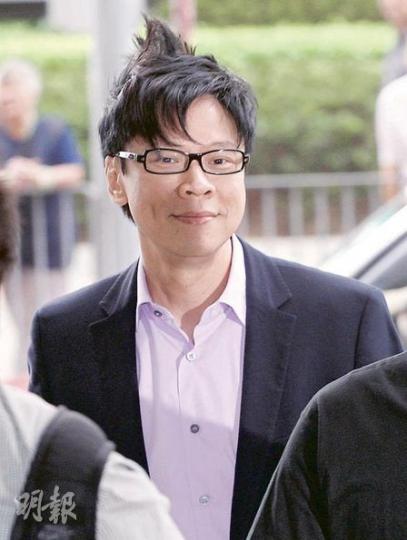 陳志雲昨在東區法院門外下車時,不顧本已梳理好的頭髮被大風吹亂,仍向傳媒展露其招牌笑容。 (李紹昌攝)叢培崑昨由資深大律師王正宇代表上庭,坐在旁聽席等候應訊時面帶笑容,與相隔一個座位的陳志雲多次談笑。(李紹昌攝) 陳志雲昨在東區法院門外下車時,不顧本已梳理好的頭髮被大風吹亂,仍向傳媒展露其招牌笑容。 (李紹昌攝)叢培崑昨由資深大律師王正宇代表上庭,坐在旁聽席等候應訊時面帶笑容,與相隔一個座位的陳志雲多次談笑。(李紹昌攝)