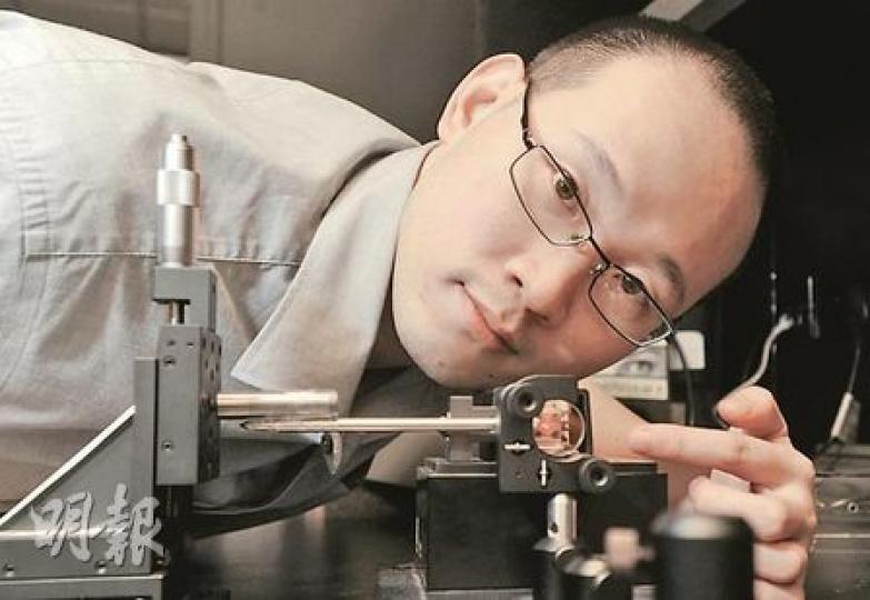理大物理講師曾遠康,於04年認識應屆諾貝爾物理學獎得主諾沃蕭洛夫,稱讚他對科研充滿熱情。他已回流理大研究石墨烯,如用紅外線或其他光線等,觀察石墨烯的反應。(尹錦恩攝)由理大研發的氧化石墨烯(Graphene oxide),如一片透明薄片,但當有激光穿過時,可改變激光聚焦頻率,應用於醫療手術及切割鑽石等範疇。(尹錦恩攝) 理大物理講師曾遠康,於04年認識應屆諾貝爾物理學獎得主諾沃蕭洛夫,稱讚他對科研充滿熱情。他已回流理大研究石墨烯,如用紅外線或其他光線等,觀察石墨烯的反應。(尹錦恩攝)由理大研發的氧化石墨烯(Graphene oxide),如一片透明薄片,但當有激光穿過時,可改變激光聚焦頻率,應用於醫療手術及切割鑽石等範疇。(尹錦恩攝)