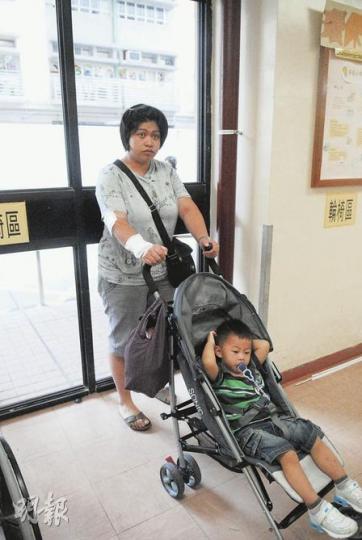 右手臂被玻璃門碎片濺傷的姓蘇少婦,投訴出事商場職員態度散漫,幸好同被碎片波及的幼子無受傷。(林錫禮攝) 右手臂被玻璃門碎片濺傷的姓蘇少婦,投訴出事商場職員態度散漫,幸好同被碎片波及的幼子無受傷。(林錫禮攝)