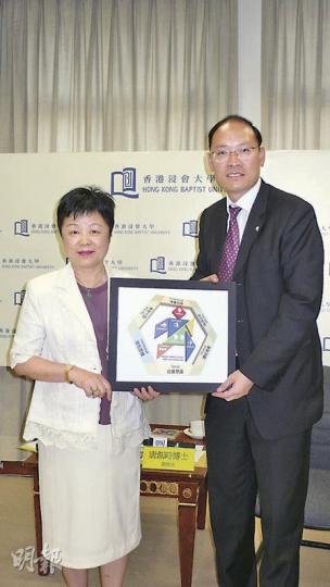 浸大協理副校長鍾玲(左)及教務長唐創時均表示,2012年改行4年制後,浸大部分課程將改行學院統一收生,屆時該校聯招課程選擇將由現時57個減少至16個。(蕭輝浩攝) 浸大協理副校長鍾玲(左)及教務長唐創時均表示,2012年改行4年制後,浸大部分課程將改行學院統一收生,屆時該校聯招課程選擇將由現時57個減少至16個。(蕭輝浩攝)