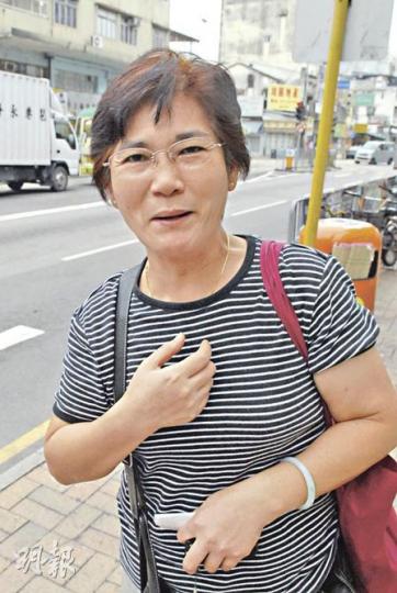 萬小姐:「人民幣加息會影響通脹,內地貨品轉到香港售賣變貴,以後會少買東西。但我不會把儲蓄轉成人民幣,因為沒有多餘錢。」(劉友光攝) 萬小姐:「人民幣加息會影響通脹,內地貨品轉到香港售賣變貴,以後會少買東西。但我不會把儲蓄轉成人民幣,因為沒有多餘錢。」(劉友光攝)