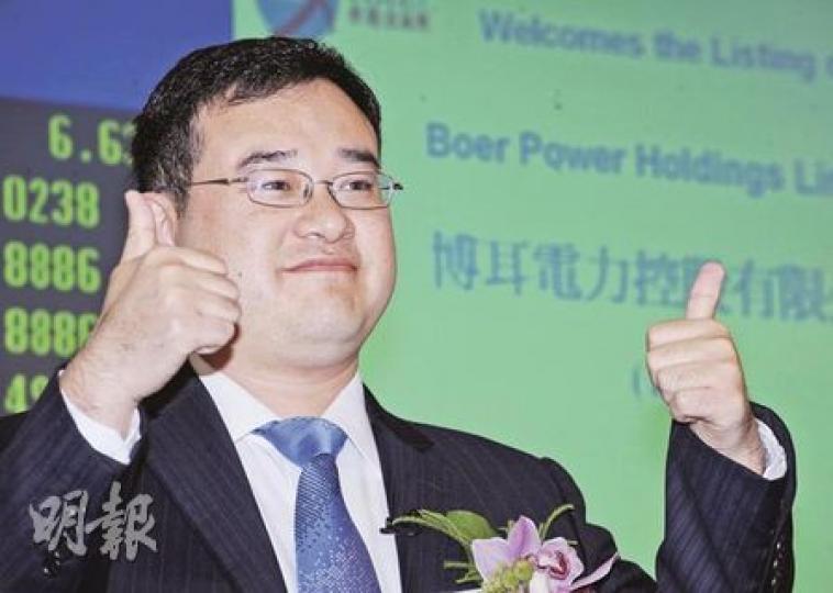 博耳上市首日逆市造好,董事長錢毅湘不禁豎起大拇指。(劉焌陶攝) 博耳上市首日逆市造好,董事長錢毅湘不禁豎起大拇指。(劉焌陶攝)