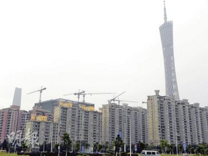 雖然樓市宏調持續,但廣州市內仍隨處可見正在興建的樓盤。(李泉攝)從事IT業的28歲廣州市民許先生表示,現在樓價太貴,自己半年的工資才夠買10呎大的面積,對政府調控樓市也沒有信心。(李泉攝) 雖然樓市宏調持續,但廣州市內仍隨處可見正在興建的樓盤。(李泉攝)從事IT業的28歲廣州市民許先生表示,現在樓價太貴,自己半年的工資才夠買10呎大的面積,對政府調控樓市也沒有信心。(李泉攝)