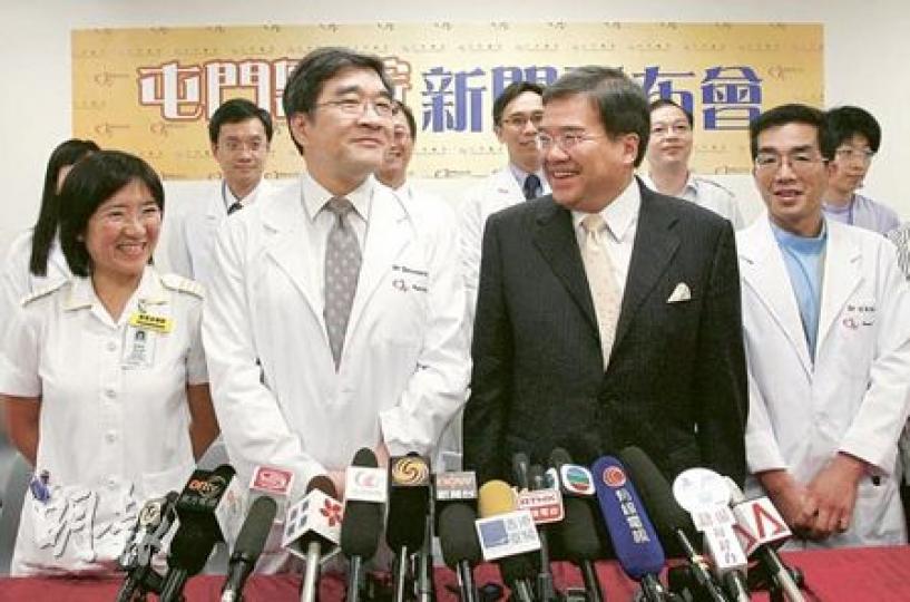 梁頌學情况好轉,醫管局主度胡定旭(前右)昨日在記者會上代梁太讀出公開信,答謝港人的支持和鼓勵。頌學的主診醫生方道生(前右二)與醫療團隊一起出席記者會,各人心情愉快。方醫生指出,頌學有認知能力,反映其腦部高層次功能未受損害,但暫時無法估計他的康復進度。(林振東攝)(明報製圖) 梁頌學情况好轉,醫管局主度胡定旭(前右)昨日在記者會上代梁太讀出公開信,答謝港人的支持和鼓勵。頌學的主診醫生方道生(前右二)與醫療團隊一起出席記者會,各人心情愉快。方醫生指出,頌學有認知能力,反映其腦部高層次功能未受損害,但暫時無法估計他的康復進度。(林振東攝)(明報製圖)