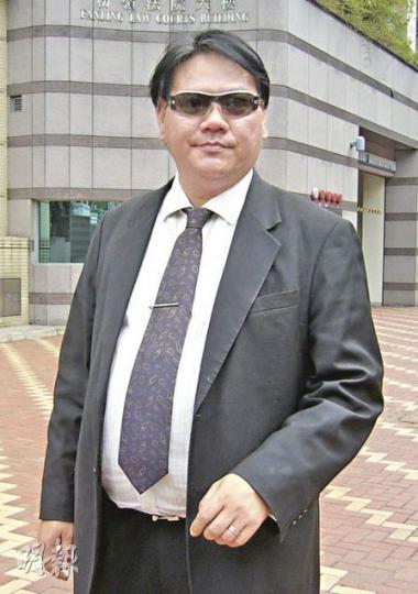 任職地產代理被告萬振成(圖)昨被裁定刑事損壞罪、傳票《在分區計劃大綱圖所涵蓋範圍內的土地上進行一項發展》和《非法擺放廢物》罪成,被判囚8個月緩刑年半及罰款3.5萬元。(黃靜雅攝) 任職地產代理被告萬振成(圖)昨被裁定刑事損壞罪、傳票《在分區計劃大綱圖所涵蓋範圍內的土地上進行一項發展》和《非法擺放廢物》罪成,被判囚8個月緩刑年半及罰款3.5萬元。(黃靜雅攝)