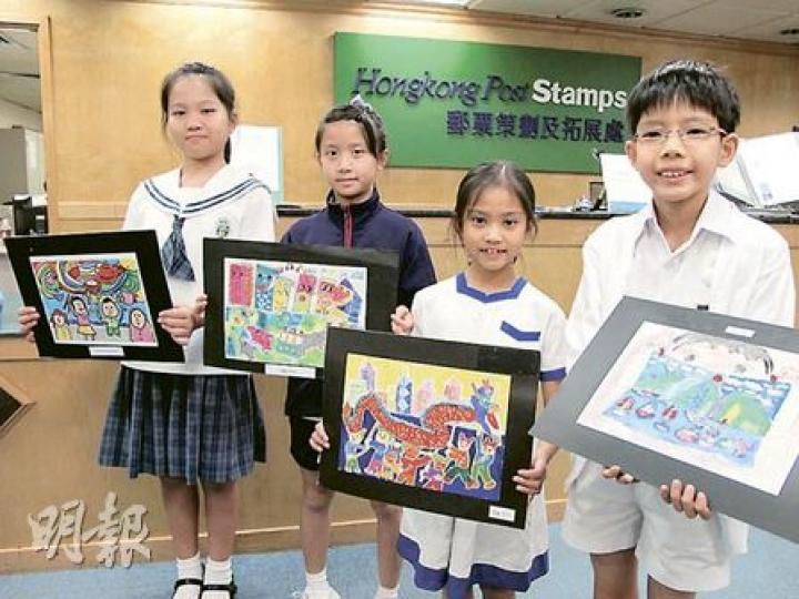 香港教育學院賽馬會小學小五生宋祉瑜(左起)、國際基督教優質音樂中學暨小學小六生陳映均、拔萃女小學小三生姚嗣雅及喇沙小學小四生文曦駿,用童心表現對香港的觀感,畫作獲香港郵政選中,製成一套4張的郵票。(彭美芳攝) 香港教育學院賽馬會小學小五生宋祉瑜(左起)、國際基督教優質音樂中學暨小學小六生陳映均、拔萃女小學小三生姚嗣雅及喇沙小學小四生文曦駿,用童心表現對香港的觀感,畫作獲香港郵政選中,製成一套4張的郵票。(彭美芳攝)