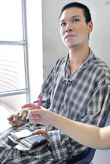 陳健森隨身攜帶16歲女友照片,並即場在錢包拿出向記者展示,他表示會繼續與女友好好生活。(劉友光攝) 陳健森隨身攜帶16歲女友照片,並即場在錢包拿出向記者展示,他表示會繼續與女友好好生活。(劉友光攝)