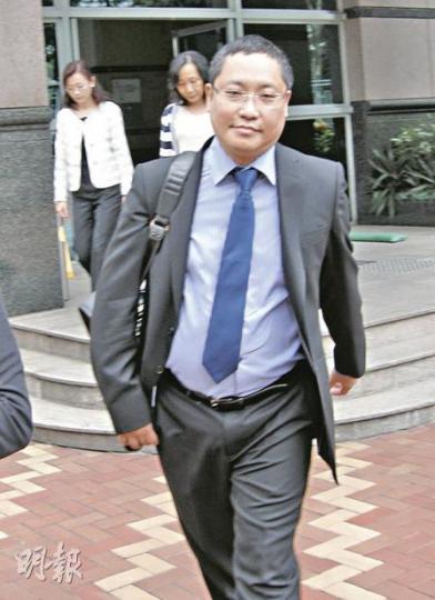 音樂中心東主羅鈞海(圖)否認三項非禮罪,昨由資深大律師清洪代表辯護。(梁珮珊攝) 音樂中心東主羅鈞海(圖)否認三項非禮罪,昨由資深大律師清洪代表辯護。(梁珮珊攝)