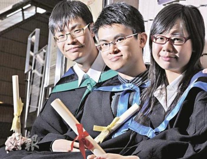 今屆港大附屬學院副學士畢業生(左起)蕭卓賢、劉健樂及謝詩敏同聲表示,兩年的副學士課程為他們升讀大學作了更佳準備,亦令他們知道即使會考、高考失敗,只要憑着永不放棄的精神,仍是會有升學出路。(劉焌陶攝) 今屆港大附屬學院副學士畢業生(左起)蕭卓賢、劉健樂及謝詩敏同聲表示,兩年的副學士課程為他們升讀大學作了更佳準備,亦令他們知道即使會考、高考失敗,只要憑着永不放棄的精神,仍是會有升學出路。(劉焌陶攝)