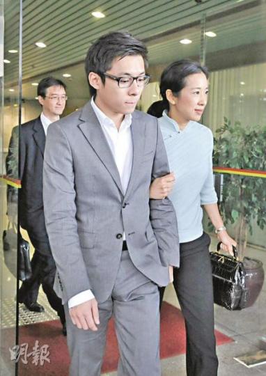 霍啟人(左)昨承認酒後駕駛及危險駕駛罪,獲准保釋候判,其母朱玲玲(右)一如過去兩次提訊,一直伴在兒子身旁。(葉漢華攝) 霍啟人(左)昨承認酒後駕駛及危險駕駛罪,獲准保釋候判,其母朱玲玲(右)一如過去兩次提訊,一直伴在兒子身旁。(葉漢華攝)