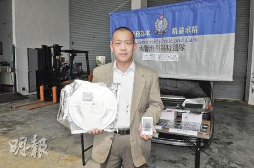水警在西貢公眾碼頭破獲150萬元走私案,港外區特遣隊高級督察王偉漢展示檢獲的電腦晶片(左)和電子手帳等證物。(馮國良攝) 水警在西貢公眾碼頭破獲150萬元走私案,港外區特遣隊高級督察王偉漢展示檢獲的電腦晶片(左)和電子手帳等證物。(馮國良攝)