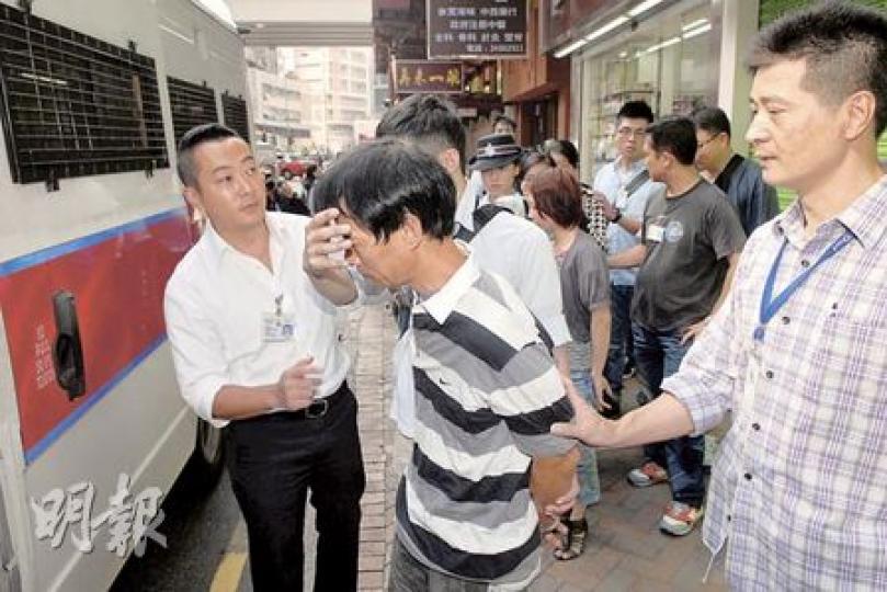 警方在馬頭圍道一間分租劏房,拘捕7名越南籍非法入境者,將各人帶署調查。(蘇偉明攝) 警方在馬頭圍道一間分租劏房,拘捕7名越南籍非法入境者,將各人帶署調查。(蘇偉明攝)