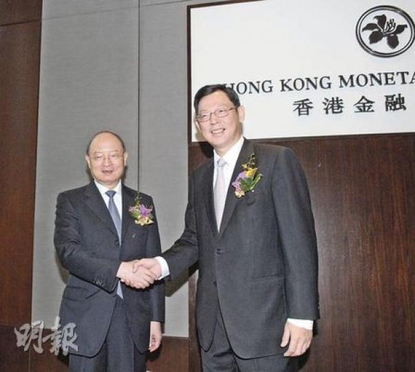 金管局總裁陳德霖(右)和國家開發銀行董事長陳元(左),一同出席人民幣離岸業務發展研討會。圖為二人在會上致辭後互相握手。(陳淑安攝)
金管局總裁陳德霖(右)和國家開發銀行董事長陳元(左),一同出席人民幣離岸業務發展研討會。圖為二人在會上致辭後互相握手。(陳淑安攝)