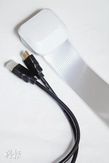 光星其中一項新產品Wiretape有如一般膠紙般薄,厚度約0.16毫米,內含特製的薄鋁金屬傳送影音信號,可代替如HDMI、俗稱三色線等較粗大的銅電線。(陳智良攝)梁皓星寄語中小型廠商,若要在日新月異的電子世界突圍,要放膽創新。(陳智良攝)光星自行研發的數碼廣播裝置解決方案,傳統FM收音機裝上後,再插入不同Turnkey(手持的黑色鑰卡),就可收聽相應制式的數碼廣播。(陳智良攝)
光星其中一項新產品Wiretape有如一般膠紙般薄,厚度約0.16毫米,內含特製的薄鋁金屬傳送影音信號,可代替如HDMI、俗稱三色線等較粗大的銅電線。(陳智良攝)梁皓星寄語中小型廠商,若要在日新月異的電子世界突圍,要放膽創新。(陳智良攝)光星自行研發的數碼廣播裝置解決方案,傳統FM收音機裝上後,再插入不同Turnkey(手持的黑色鑰卡),就可收聽相應制式的數碼廣播。(陳智良攝)