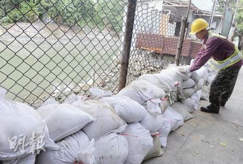渠務署昨派員到屯門嘉和里河旁堆起沙包,以防止颱風加上暴風潮引發水患。(劉焌陶攝) 渠務署昨派員到屯門嘉和里河旁堆起沙包,以防止颱風加上暴風潮引發水患。(劉焌陶攝)