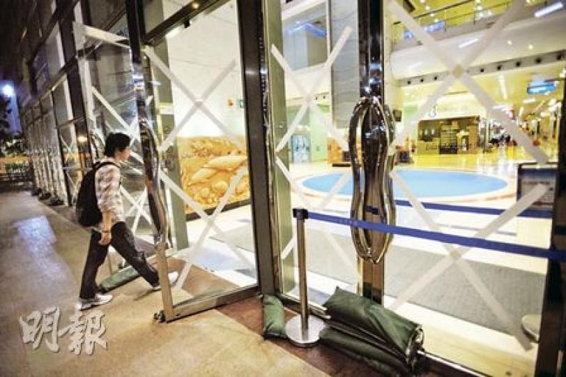 強颱風「鮎魚」逼近,管理公司為物業進行防風措施,位處當風地點的小西灣藍灣半島地下商場的玻璃門,昨晚全部貼上膠紙,以防強風吹襲下爆裂傷人。(朱永倫攝)保安局昨首次召開颱風襲港前記者會,強調各部門準備就緒,應付突發事件。(左起)天文台高級科學主任陳積祥、渠務署副署長高泳漢、保安局副局長黎棟國、民政事務總署副署長梁振榮、消防處副處長陳楚鑫、樹木辦總監周錦超。(劉焌陶攝)(明報製圖)(明報製圖) 強颱風「鮎魚」逼近,管理公司為物業進行防風措施,位處當風地點的小西灣藍灣半島地下商場的玻璃門,昨晚全部貼上膠紙,以防強風吹襲下爆裂傷人。(朱永倫攝)保安局昨首次召開颱風襲港前記者會,強調各部門準備就緒,應付突發事件。(左起)天文台高級科學主任陳積祥、渠務署副署長高泳漢、保安局副局長黎棟國、民政事務總署副署長梁振榮、消防處副處長陳楚鑫、樹木辦總監周錦超。(劉焌陶攝)(明報製圖)(明報製圖)
