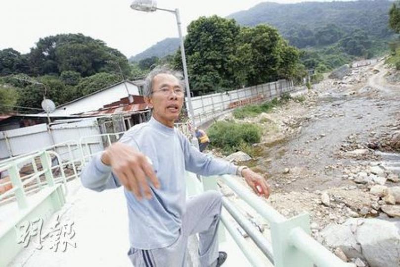 大埔碗窰沙埔仔村村民呂先生在河道上游(右方)察看工程進度,見河道工程搬走了大部分沙石,兩旁沙泥亦鋪上石屎加固,認為安全得多,未考慮搬離。(李紹昌攝)
大埔碗窰沙埔仔村村民呂先生在河道上游(右方)察看工程進度,見河道工程搬走了大部分沙石,兩旁沙泥亦鋪上石屎加固,認為安全得多,未考慮搬離。(李紹昌攝)