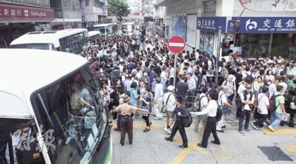 油麻地咸美頓街一度有近千名乘客擁擠,等候登上接駁巴士,秩序混亂。(李紹昌攝)港鐵工程人員趕到油麻地站2號月台,搶修折斷的電纜電線。(蔡方山攝)有乘客不滿港鐵安排,到油麻地站的客務中心排隊要求退票。(蔡方山攝)(明報製圖) 油麻地咸美頓街一度有近千名乘客擁擠,等候登上接駁巴士,秩序混亂。(李紹昌攝)港鐵工程人員趕到油麻地站2號月台,搶修折斷的電纜電線。(蔡方山攝)有乘客不滿港鐵安排,到油麻地站的客務中心排隊要求退票。(蔡方山攝)(明報製圖)