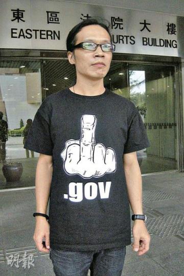 楊匡昨身穿印有粗口手勢及「.gov」字樣的黑色T恤應訊,但開庭前疑恐被指摘蔑視法庭,向友人借用大披肩遮蓋上身,更被裁判官誤會空調過冷。他最終被裁定襲警罪成要入獄14日。(利嘉茵攝) 楊匡昨身穿印有粗口手勢及「.gov」字樣的黑色T恤應訊,但開庭前疑恐被指摘蔑視法庭,向友人借用大披肩遮蓋上身,更被裁判官誤會空調過冷。他最終被裁定襲警罪成要入獄14日。(利嘉茵攝)