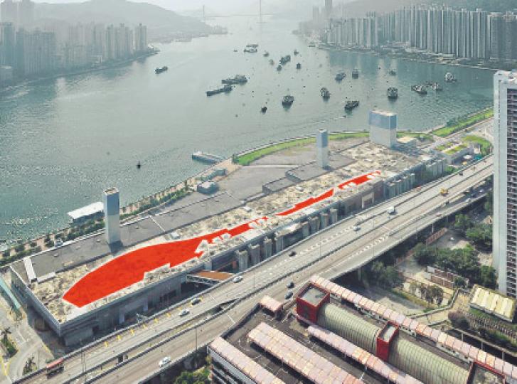 港鐵有6個鐵路上蓋物業項目,因早已入則,毋須受明年4月生效的「限發水新指引」監管。本報參考圖則後發現,當中又以照片中的荃灣西站5區地盤發水較嚴重,按它在09年入的最新圖則,單是住客會所獲得寬免的樓面面積即可多達12.2萬平方呎。(余俊亮攝)(明報製圖) 港鐵有6個鐵路上蓋物業項目,因早已入則,毋須受明年4月生效的「限發水新指引」監管。本報參考圖則後發現,當中又以照片中的荃灣西站5區地盤發水較嚴重,按它在09年入的最新圖則,單是住客會所獲得寬免的樓面面積即可多達12.2萬平方呎。(余俊亮攝)(明報製圖)